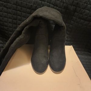 Size 7.5 knee high chunky heel boot.
